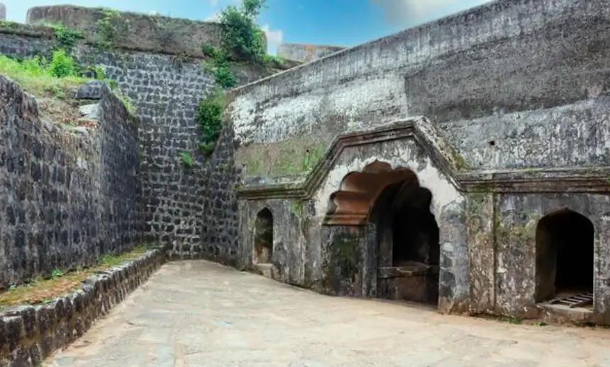 /manjarabad-fort-entrance